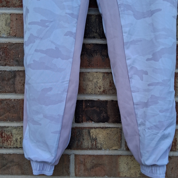 NWT ๐ Athleta Brooklyn Lined Camo Joggers Sz. 6 - Picture 5 of 15